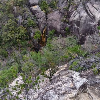 落ちがたきをやや上から。