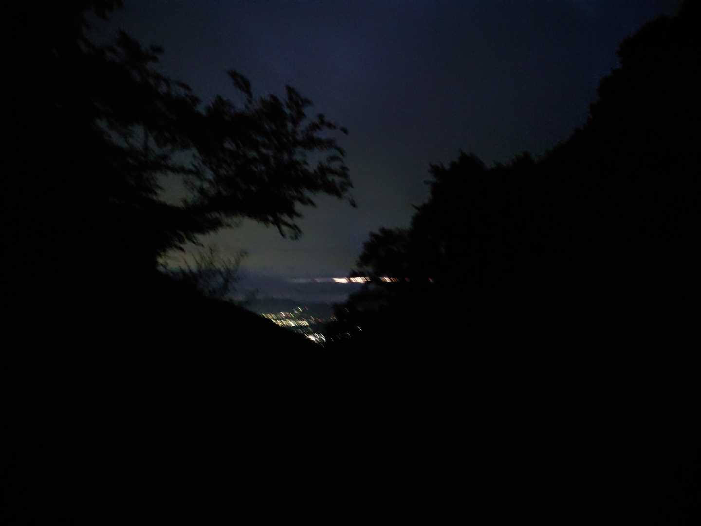 奈良側を望む。
あれ？雲が厚い?、朝日の明かりが山際だけ見えています。
日の出期待してたのに残念😵。