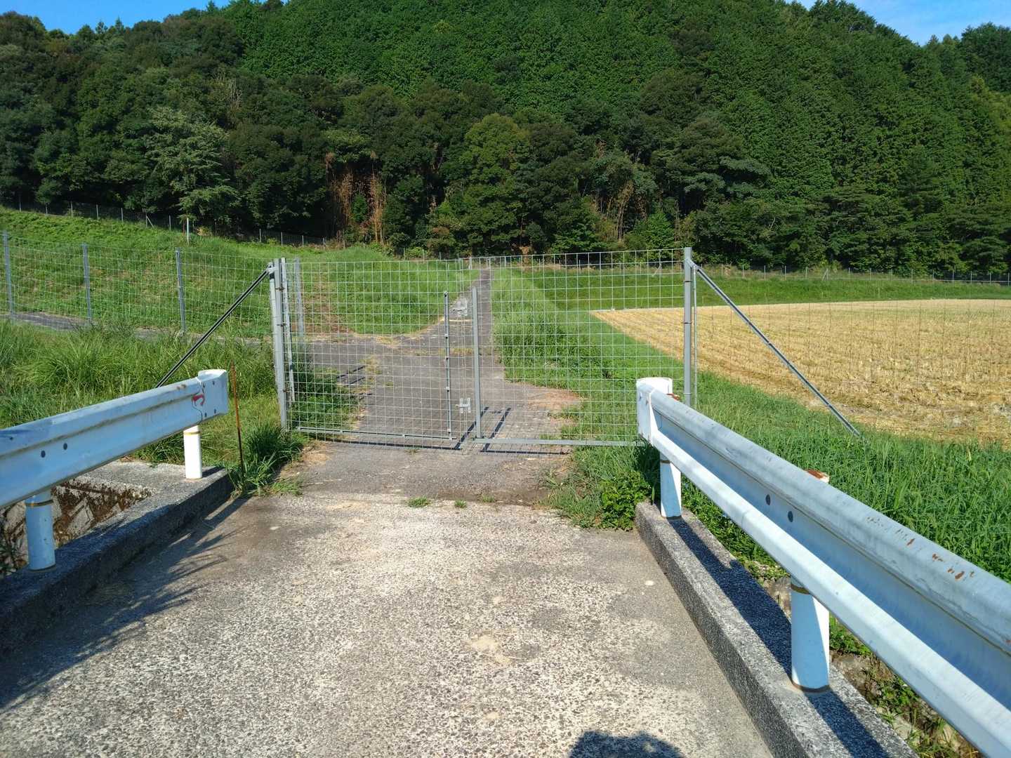 ゲートを開けて進みます。
必ず閉めましょう。
