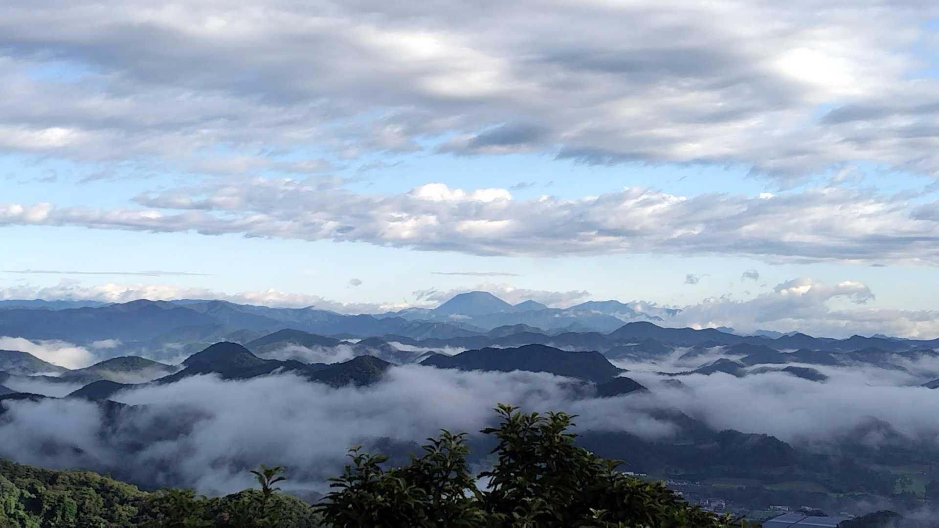 日光方面

『大好き男体山』
　✨ｽ✨️ﾃ✨ｷ✨️

手前、雲海の山々が…
引き立ててくれます😊