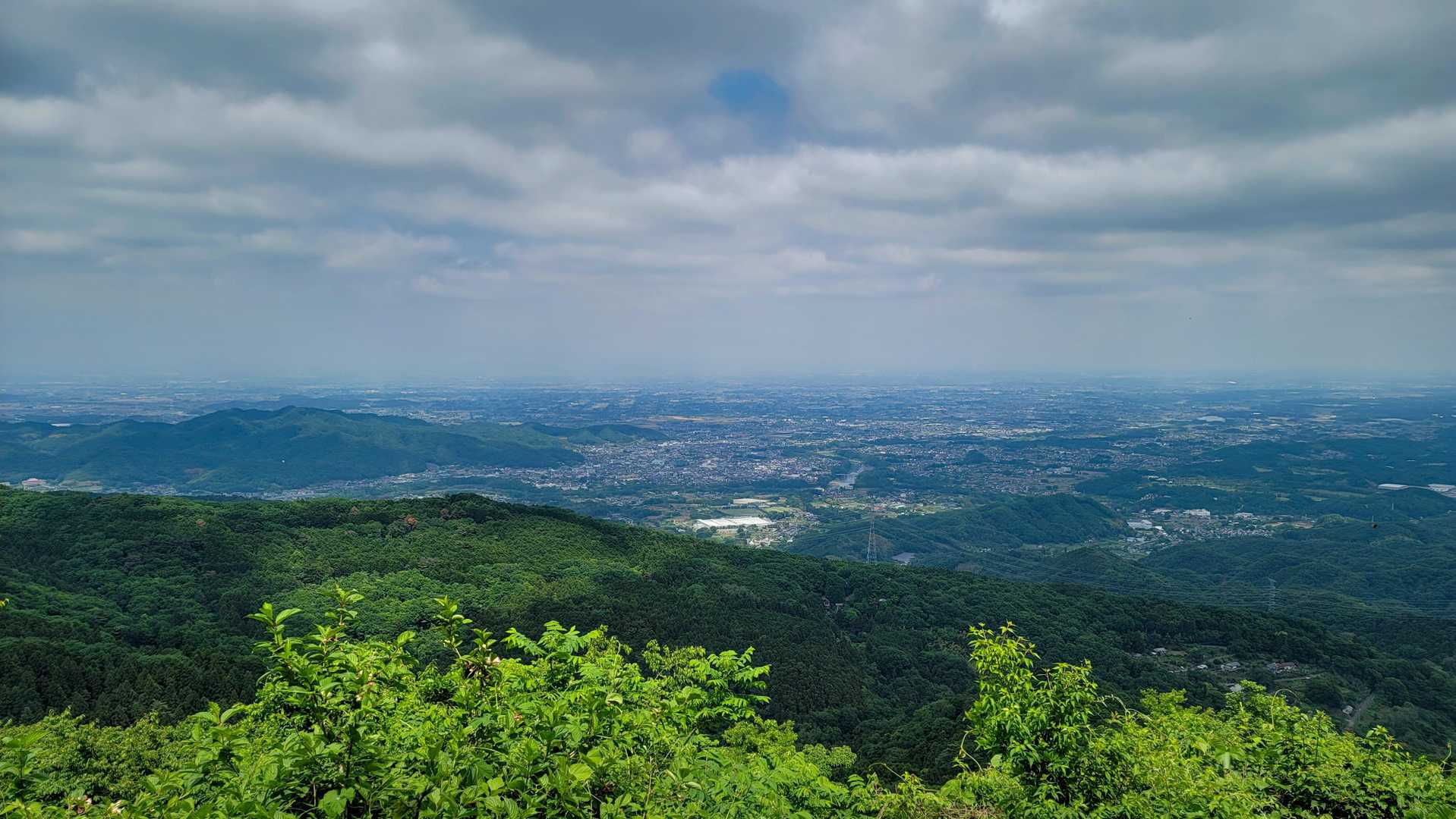 登谷山と皇鈴山は、いい絶景勝負だ。