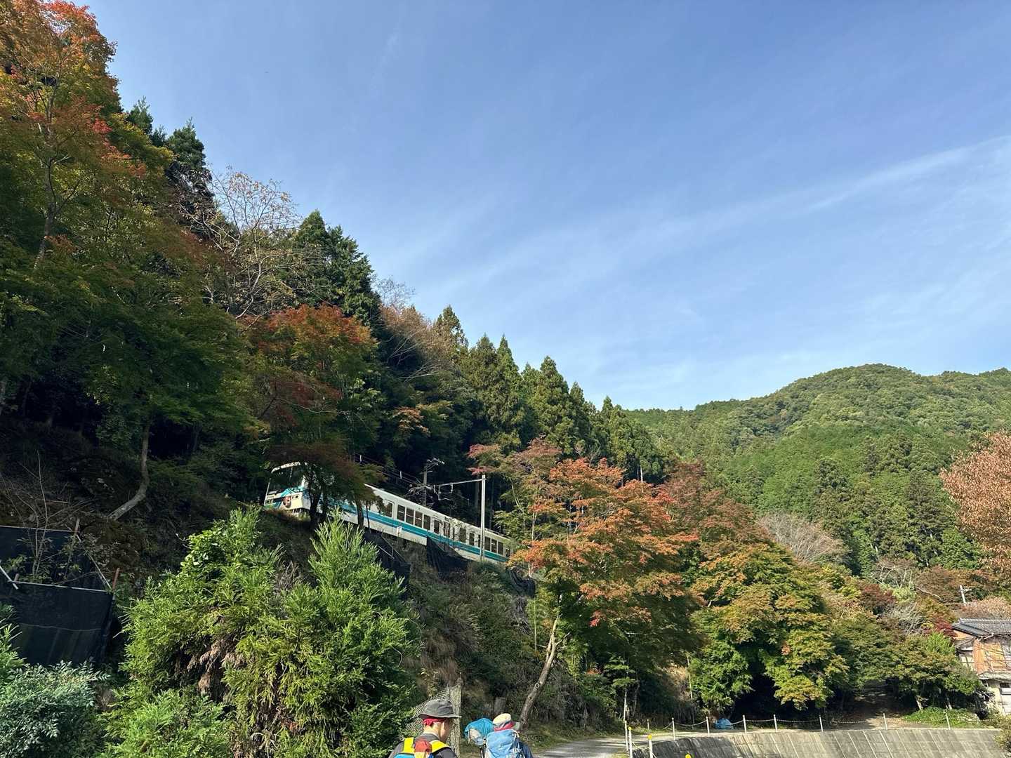 前回のゴール、貴船口駅からは車道歩きなのでひと駅分ワープして二ノ瀬駅からのスタートです😉

電車は紅葉のトンネルを走り抜けてきましたが、まだ青々としていました🌿