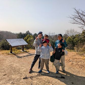 ひとしきり食べたら、少し寒くなりました。記念の写真をソロで登ってきた方に撮ってもらって…✌️さぁ、下山するよ‼️