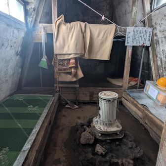 避難小屋内部
