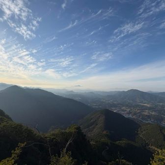 雲海の向こう。
真ん中に浮かぶ…