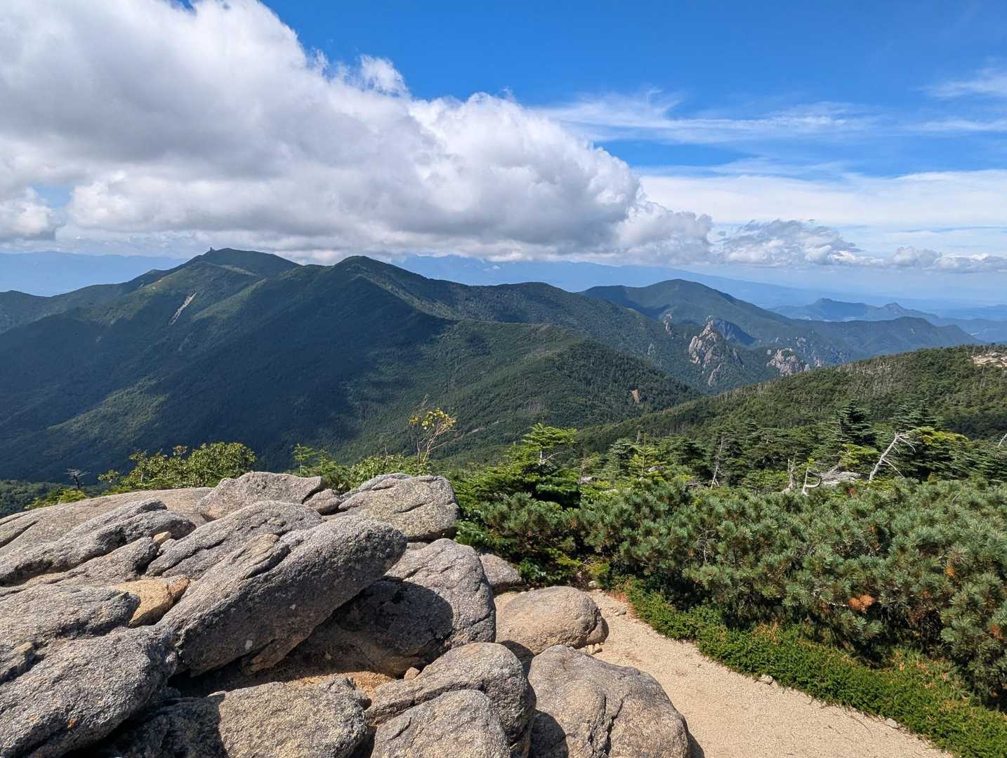 今日歩いてきた山々