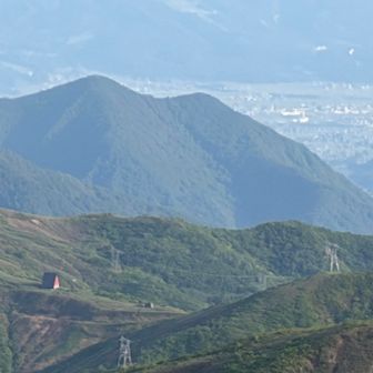 遠くにカワイイ小屋と送電鉄塔たくさん