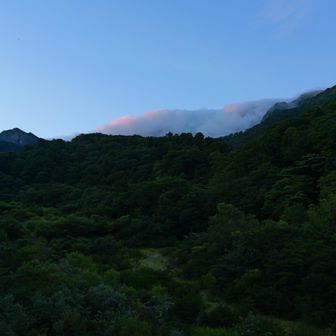 大山寺橋から
稜線付近は雲がかかってます