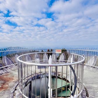 展望台

平日昼RUNで見られる景色としては
十分すぎる♪

天気がいい日の昼休みは
離業30分つけてここに来よう( ´ ▽ ` )

お弁当🍙持ってきたいけど
食べたら帰り遅くなるなー…