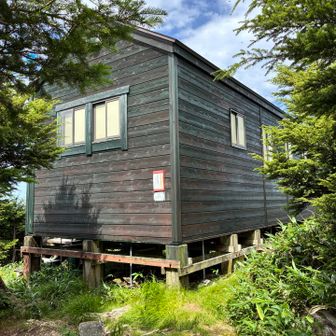 小屋の手前のベンチで休憩
小屋は土足厳禁で、靴を脱ぐのが面倒だったから中には入っていないが、トイレはあるようだ