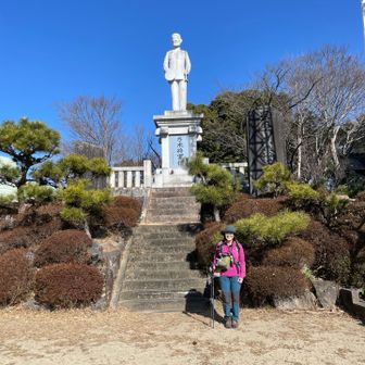 そして最後のお山　乃木山　
乃木将軍の像の下で将軍ポーズ⁈😅