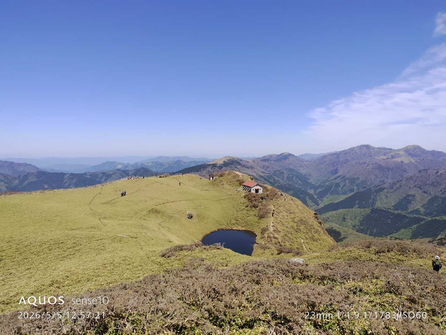 絵画のような景色✨
剣山、次郎笈も。。
ヒュッテ、トイレがあります。