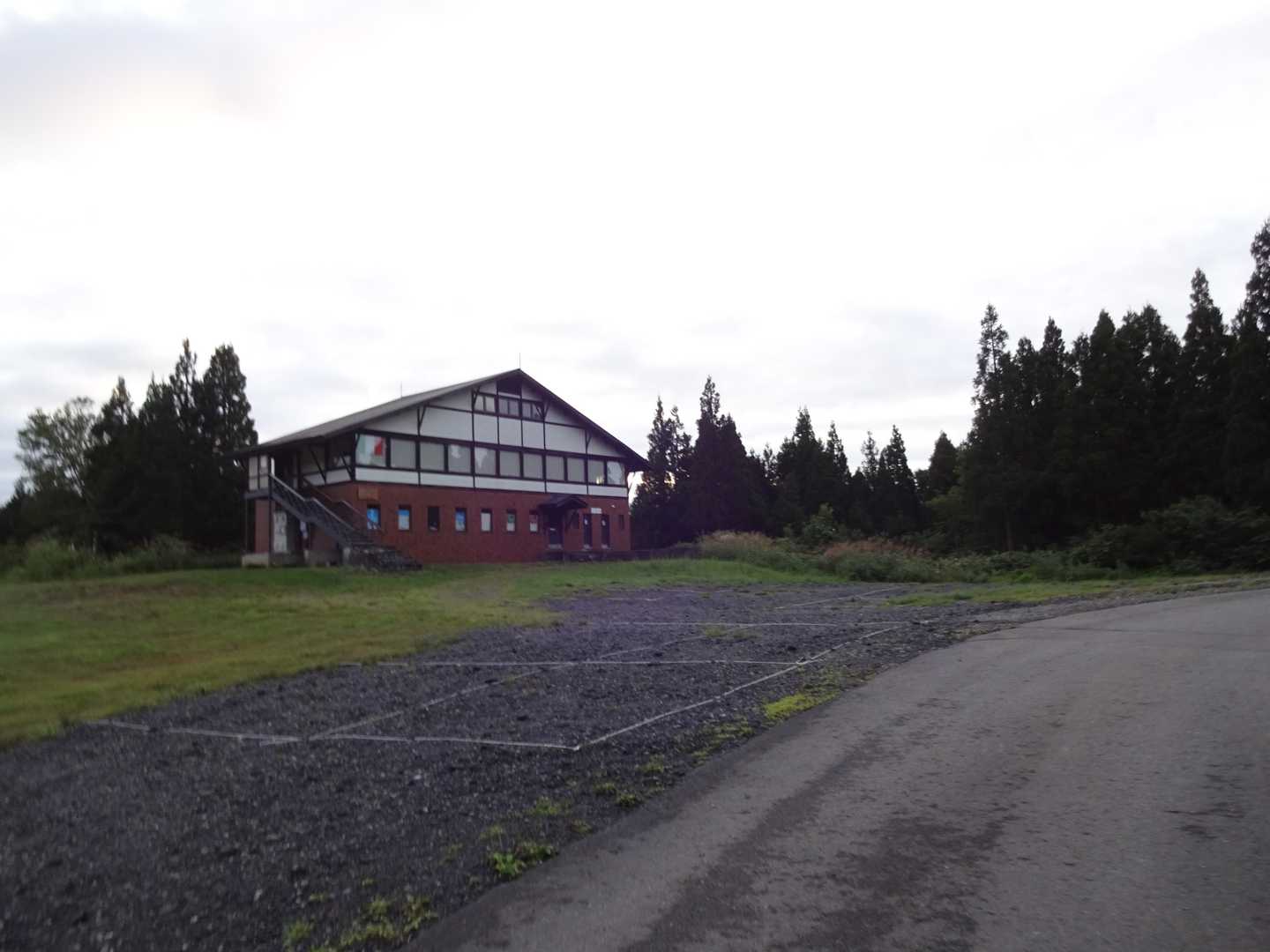 小屋の前通過