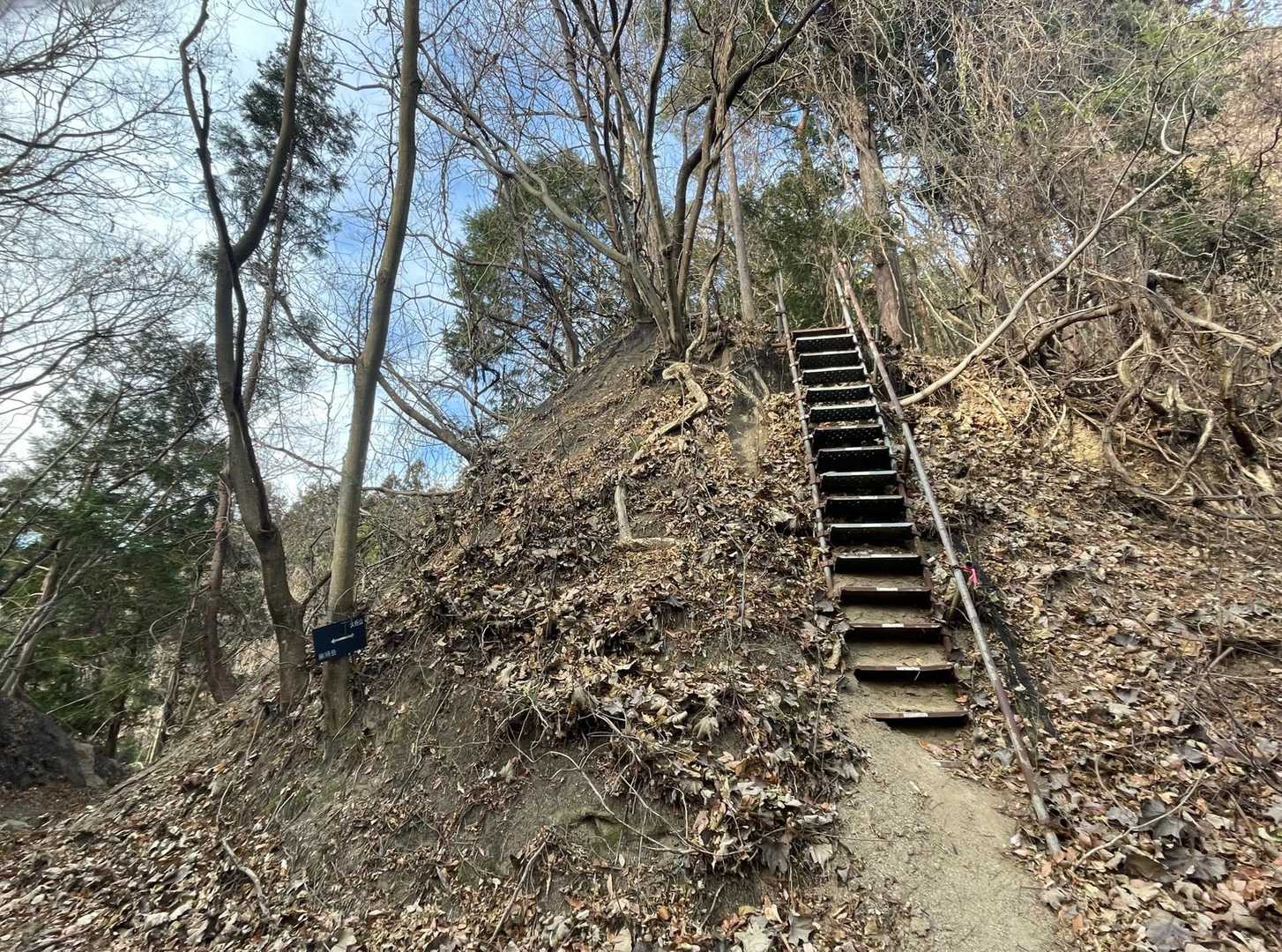 鍬柄岳を下ったらここから大桁山へ〜