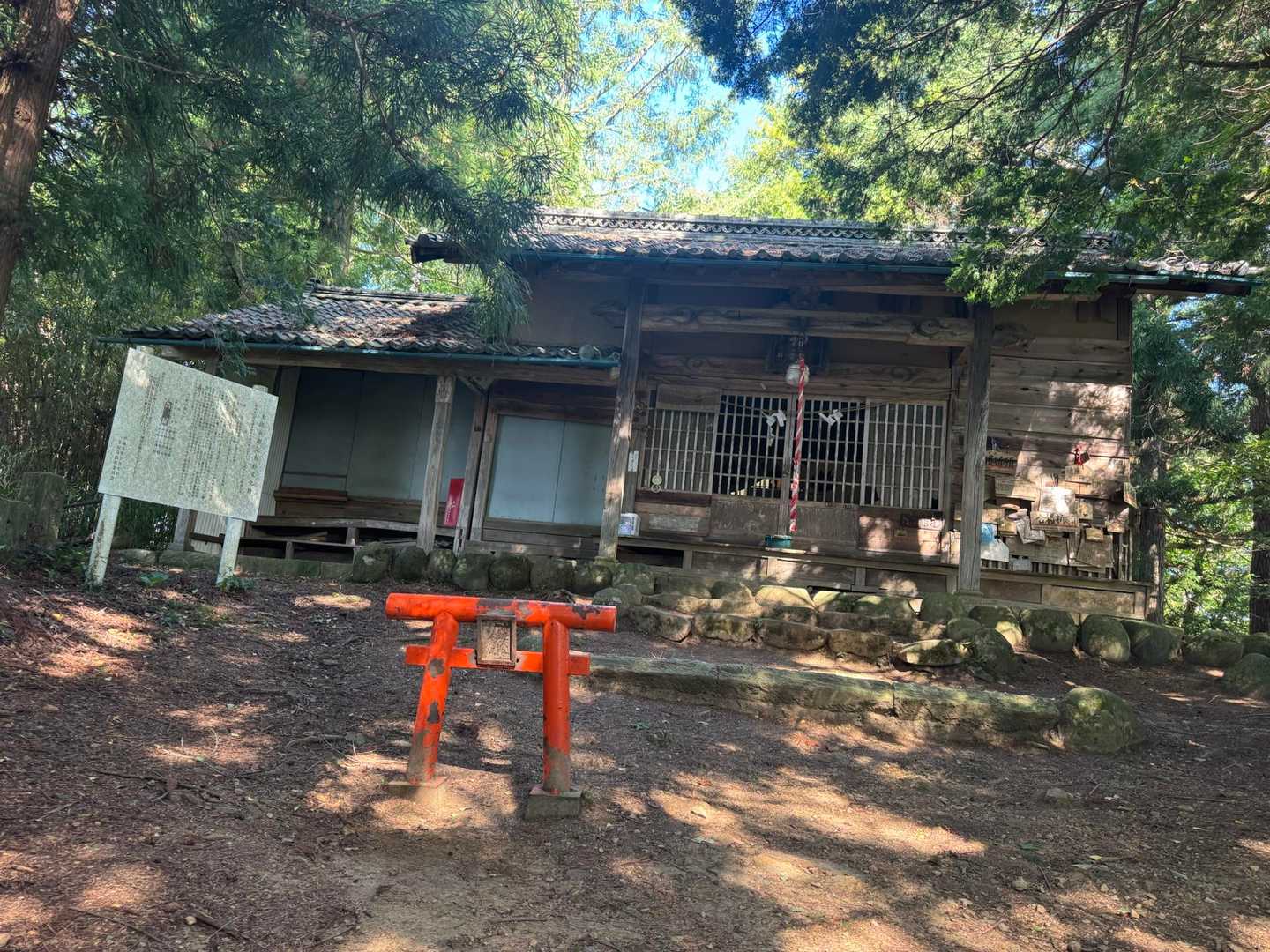 山中の神社⛩️
鳥居がちっちゃい🙄
表参道から神社までなかなか距離がありますね
お参りも大変かも🙄