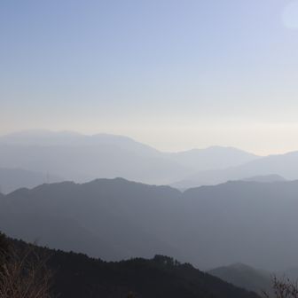 黄砂（？）でかすんでいる那岐山、滝山、広戸仙、山形仙、天狗寺山