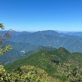 素晴らしい快晴で霧藻ヶ峰休憩所から周囲の山々を教えてもらい、浅間山まで見える素晴らしい眺めでした。