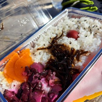 切合小屋に戻り、デポした荷物を回収。
残りの弁当をいただきました。

私たちが出る頃、小屋閉めも完了して、
小屋前のベンチも撤去され、
水場の水も止まりました。

お世話になった小屋の皆さんに
別れを告げ下山。