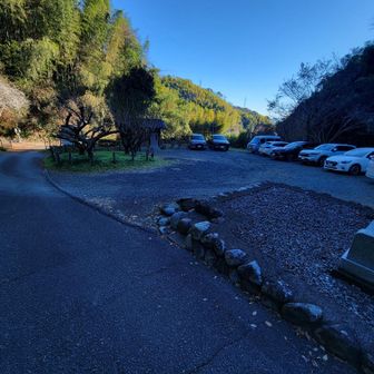 10台程停められる🅿️は既に🈵️
とりあえず🚻を借りたら他の🅿️へ… と思っていたら、タイミングよく下山してきた方が。 無事、駐車完了♬