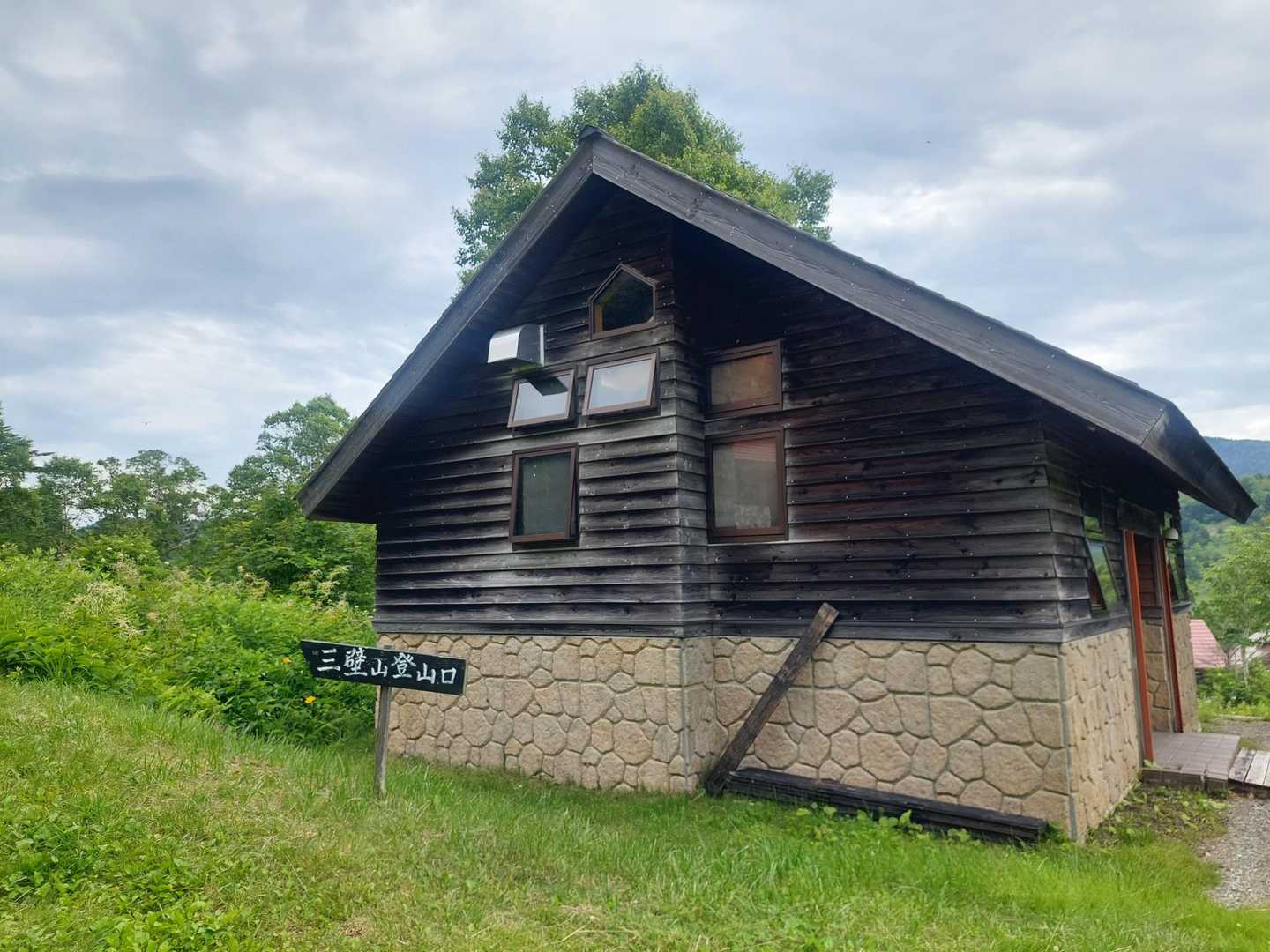 登山口の看板とトイレ🚻