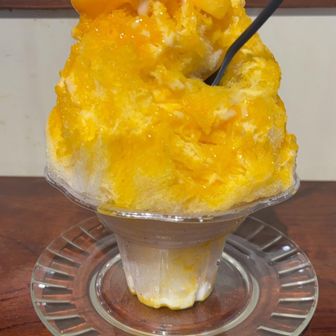 マンゴー🍧1000円。凍らせたマンゴーと底にはバニラアイスを忍ばせていて登山後にサイコーでした。
