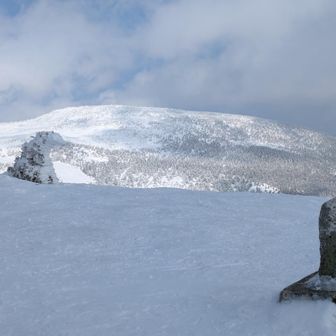 遠く西吾妻山を眺めて。
ガス多め、快晴ではないけど青空があるだけで今日は勝利でしょう