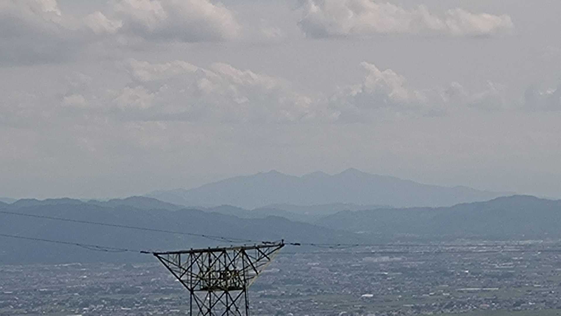 展望ポイントに再び。
北の遠くに見える三つの山、もしかすると熊本市の金峰山、二ノ岳、三ノ岳？