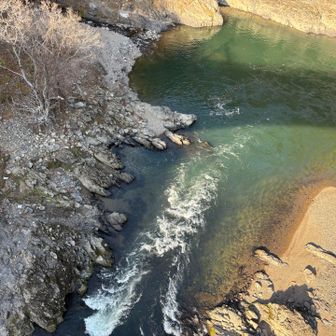 保津川と水尾川の合流部。左岸から道へと上陸できるので、カヤックの人はここから上がったのかな？