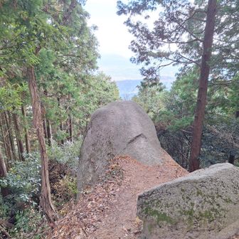 さて下山しよう。国見岩を通過。