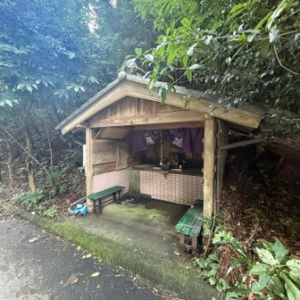 そすいさんぽの時にいつも休憩させてもらうお地蔵さまの祠。喜堂（よころびどう）と名付けられています