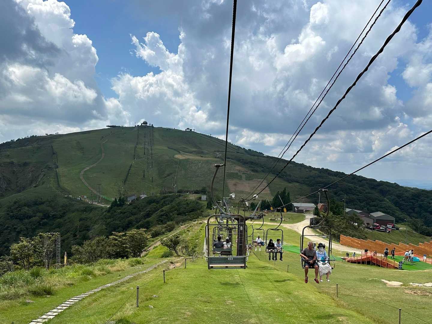 食後は歩くことなく蓬莱山山頂までリフトで行けました