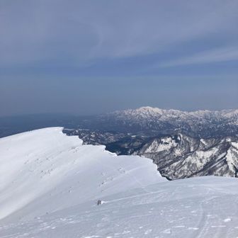 こちらは雪庇と
粟ヶ岳

良くみると人がいます🚶
怖い😱