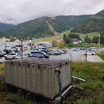 という事で駐車場まで戻ってまいりました。
スキー場ということで満車になるようなことは無いかな？