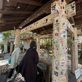 手水舎  ステッカーだらけの手水舎