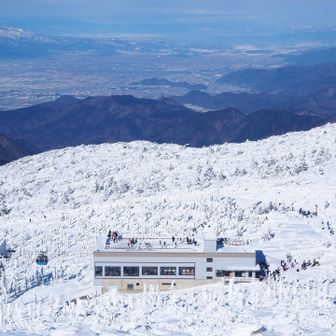 蔵王ロープウェイの蔵王山頂駅

観光客がたくさん‼️