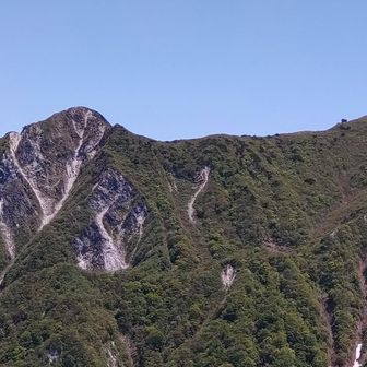 6合目で休憩
三鈷峰が見えます