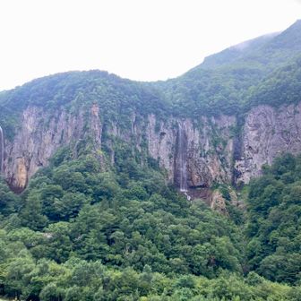 カルデラの隙間から流れ出る。
左・権現滝（75m）と右・不動滝（85m）。