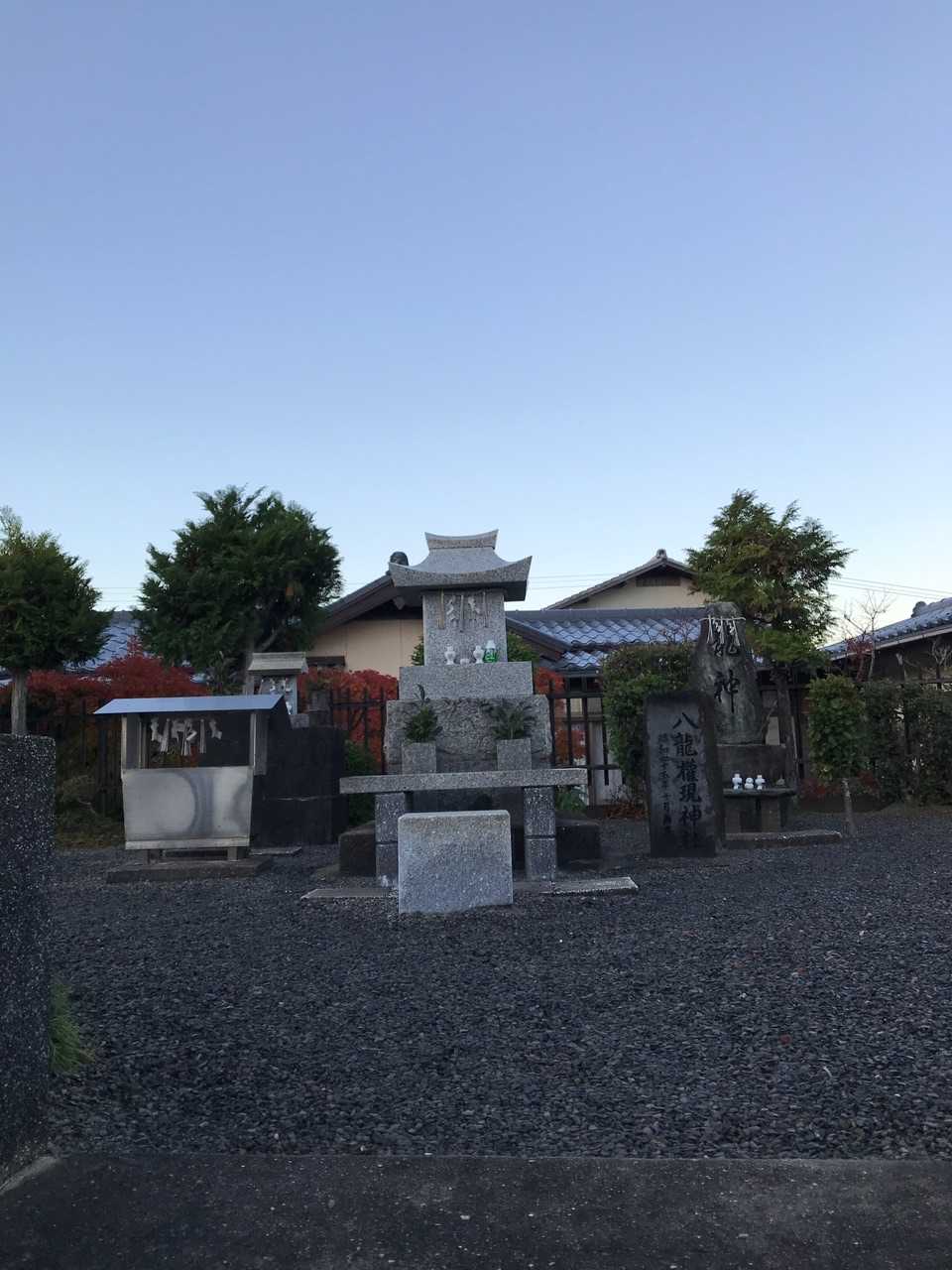 民家の間に八龍大権現が‼️
ここを八竜山とします😁