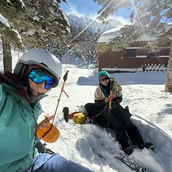 小屋前でパッキングしながら休憩☕️
