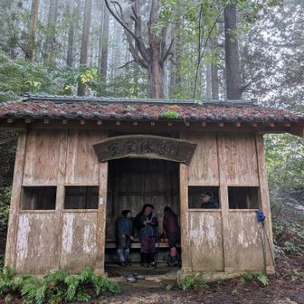この室堂の建物のお陰でゆっくりお弁当が頂けました🍱
ガイドさんは「お弁当がお茶漬けにならずに良かった」と(笑い)😄