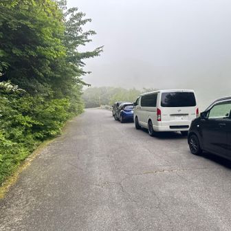 日曜日だけあって、石榑峠一番上の駐車場満車でしたので、少し下の広いとこに、車停めました。
因みに石榑峠は、滋賀県側からしか、はいれません。