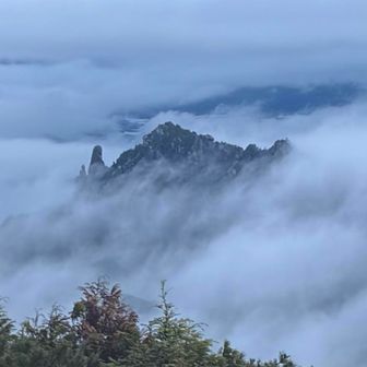 激しい雨が降り続いた後の、朝一番の瑞牆山
幻想的です