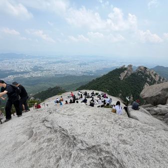 安全柵もない山頂直下の岩場...