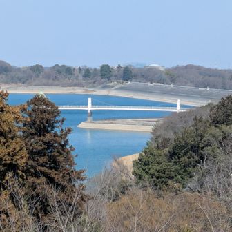 山頂から🗻は見えずだけど
振り向けば
狭山湖綺麗💙