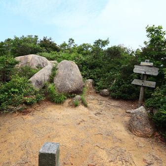 蠑螺ヶ岳山頂です。眺望ないですが、右側の道を少し行く（急坂下り）と大岩があり、岩の上からは絶景でした。