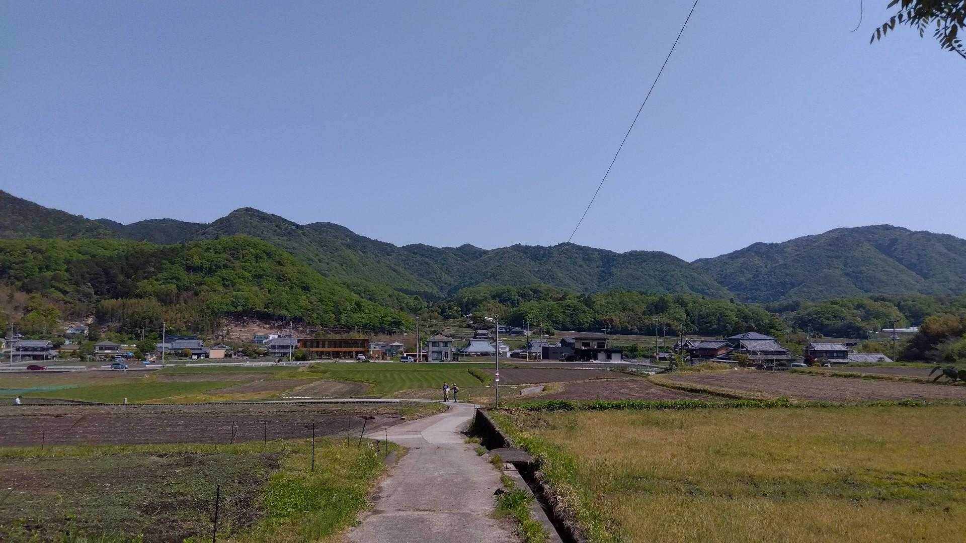 緑のトンネルを抜けたら、山田の里が広がる