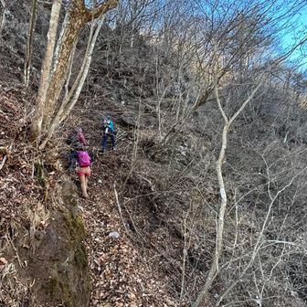 鞍部で軽く腹拵えして、雌岳へGO！