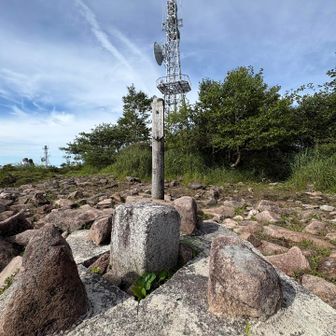 三角点と電波塔📡