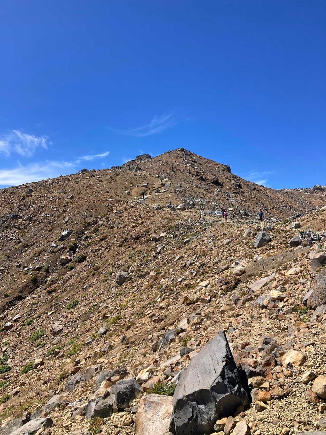 山頂見えてきました🤗
石ゴロゴロ山です。
皆様と励まし合いながら登っていきます。

お山って知らない人同士でも、こんにちはの挨拶から仲良しになれるのがステキです😀