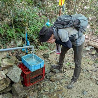 冷たい水で顔を洗い